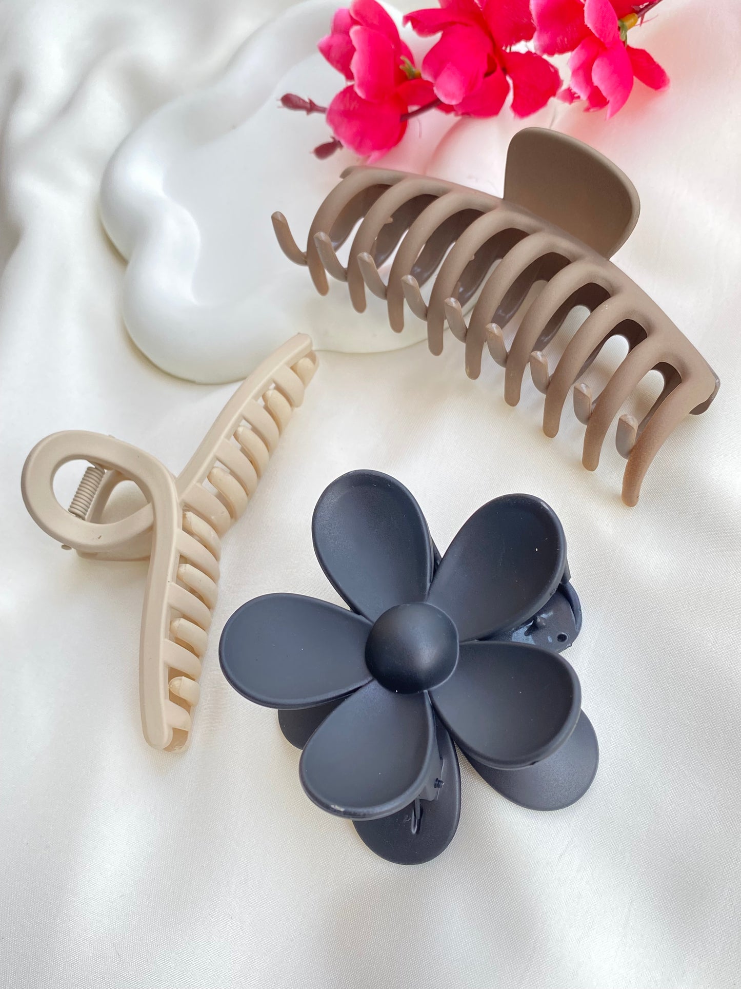( Pack Of 3 ) Random Color Flowers Claw Matt Korean Hair Clips For Women