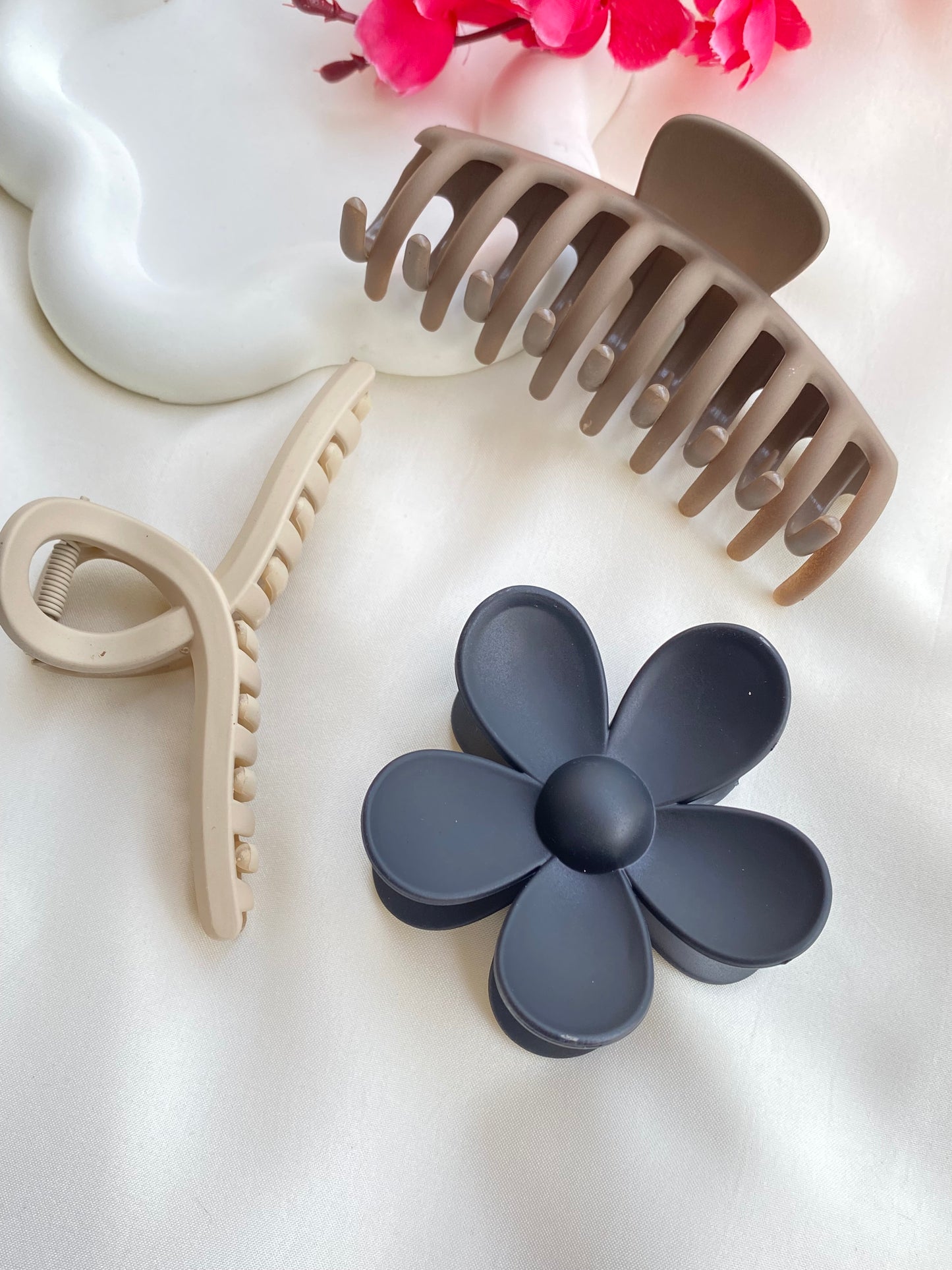 ( Pack Of 3 ) Random Color Flowers Claw Matt Korean Hair Clips For Women