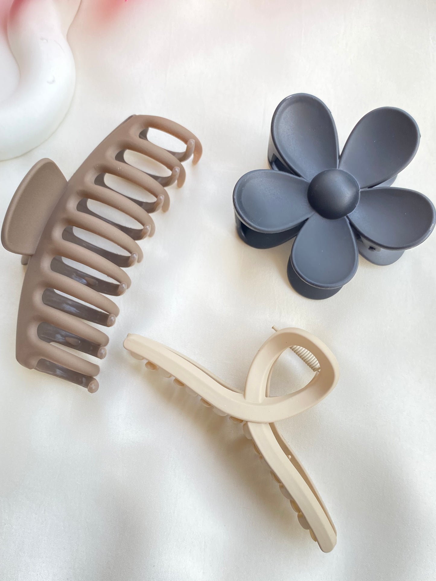 ( Pack Of 3 ) Random Color Flowers Claw Matt Korean Hair Clips For Women