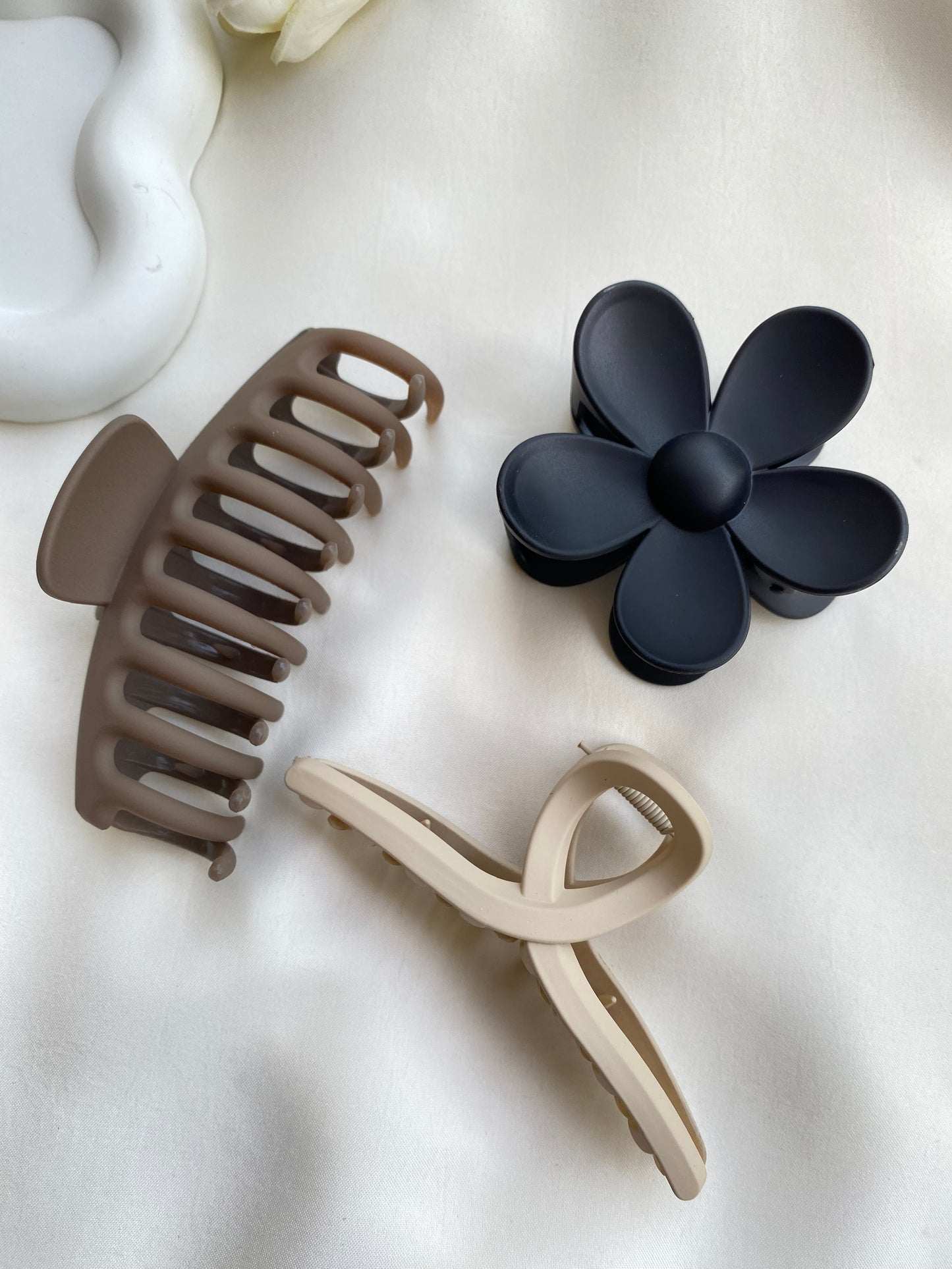 ( Pack Of 3 ) Random Color Flowers Claw Matt Korean Hair Clips For Women