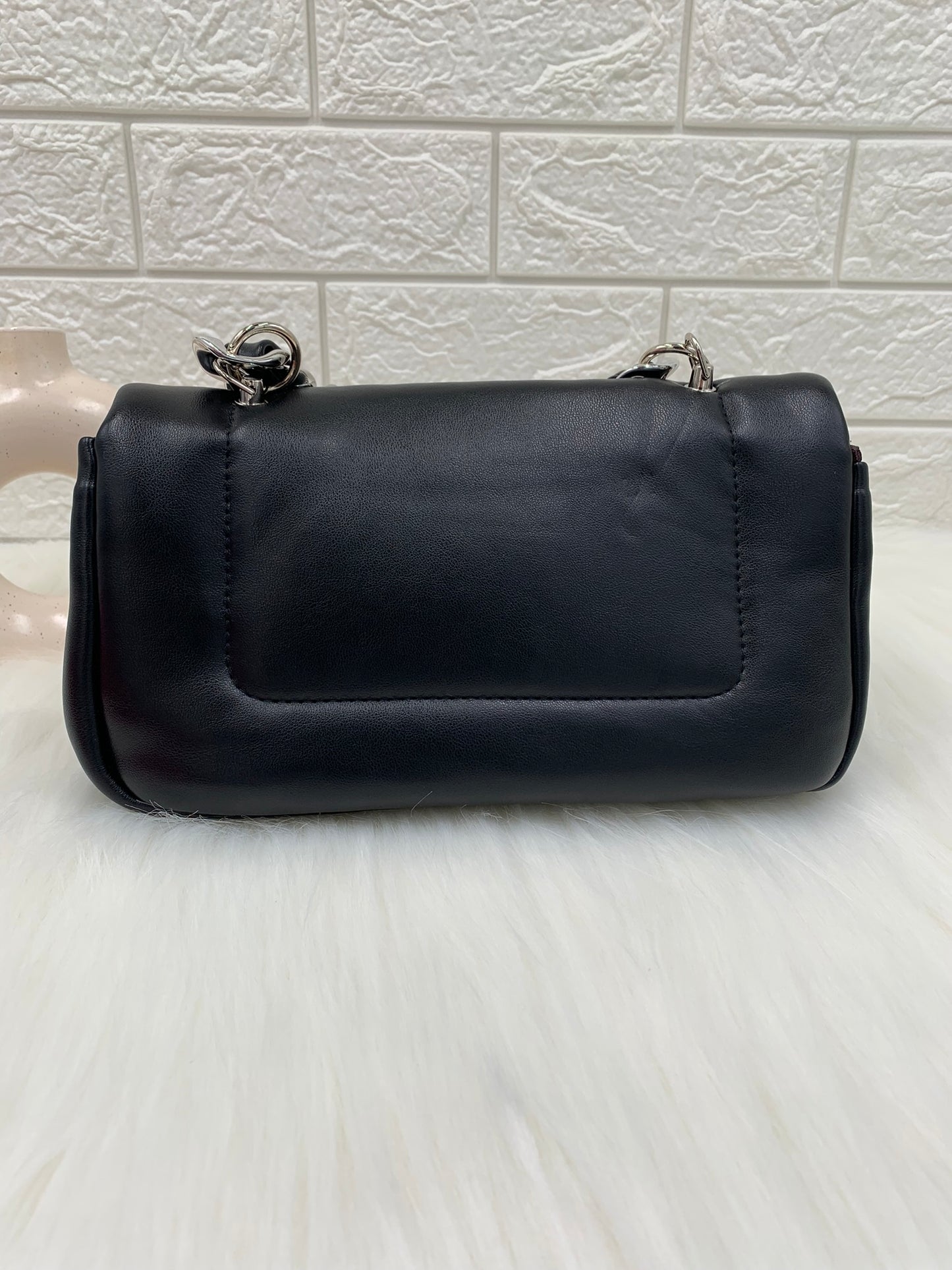 Black Solid Handheld Bag with Twisted Lock