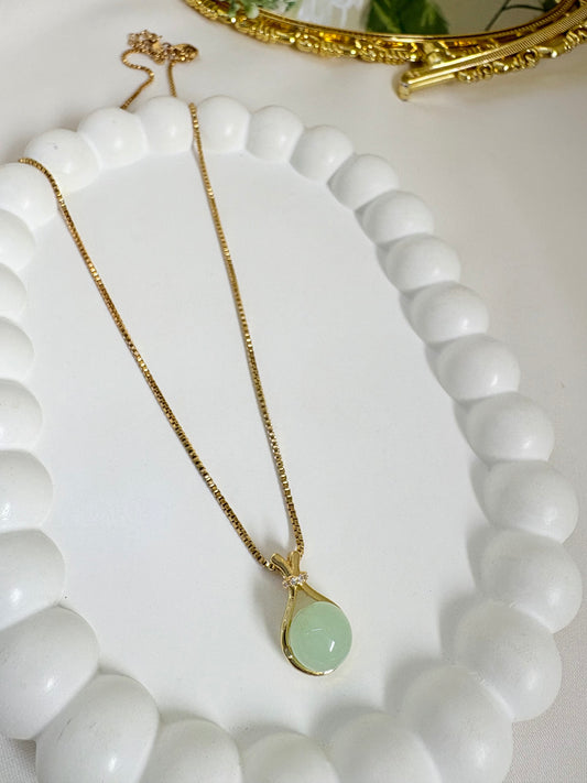 Sophisticated Gold-Plated Pendant Necklace with Gemstone Accent