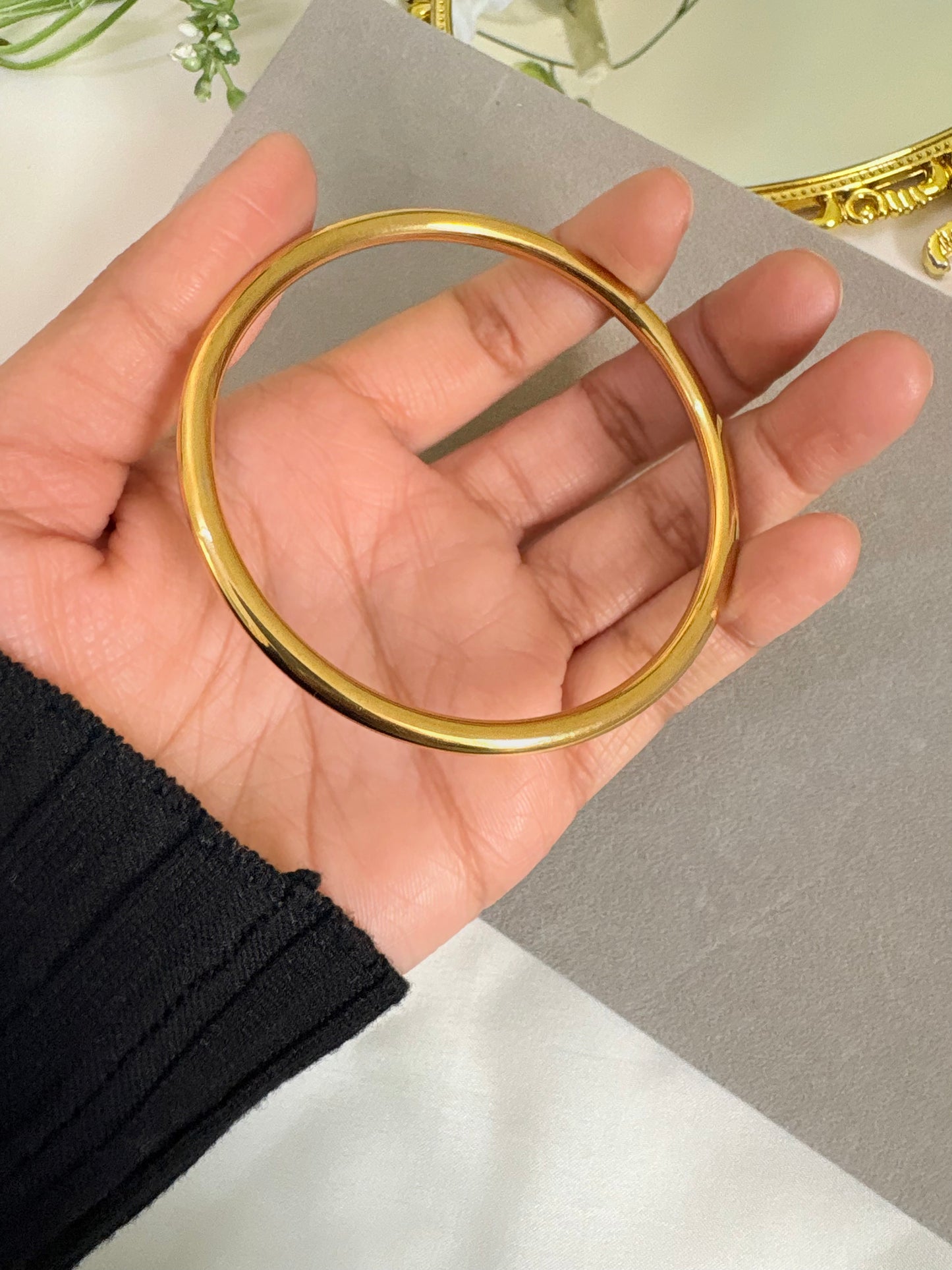 Elegant Gold-Plated Plain Bangle-Style Bracelet