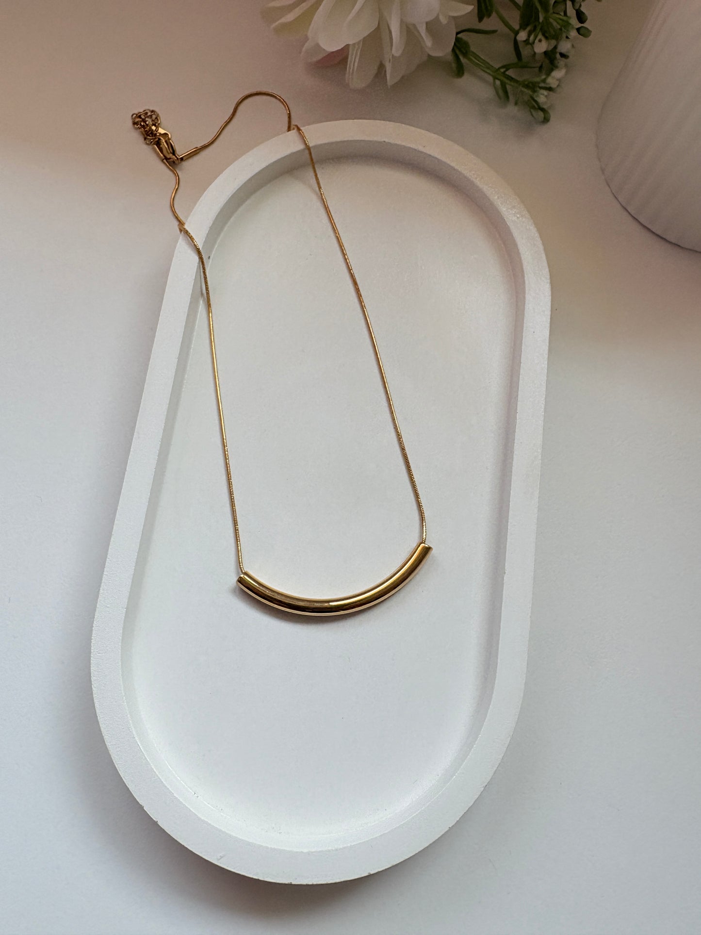 Minimal Curve Bar Necklace Gold Pleated