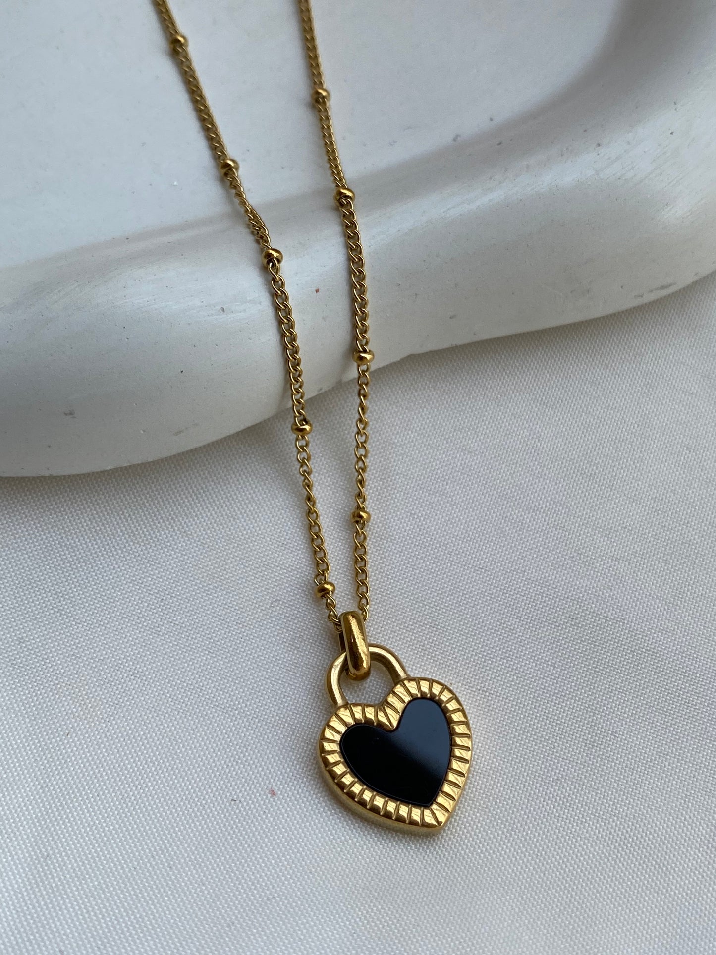 Contrast Heart Pendant Necklace