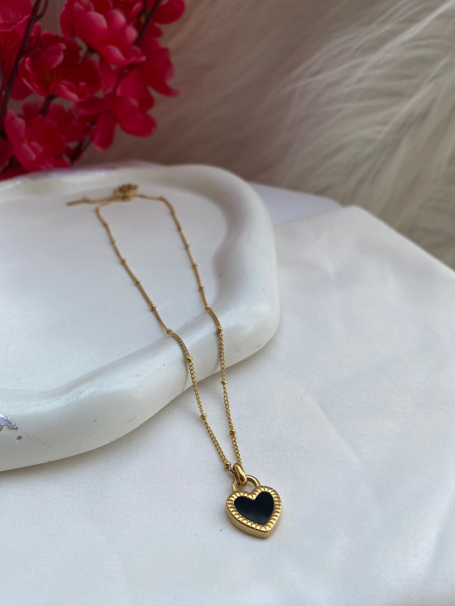 Contrast Heart Pendant Necklace