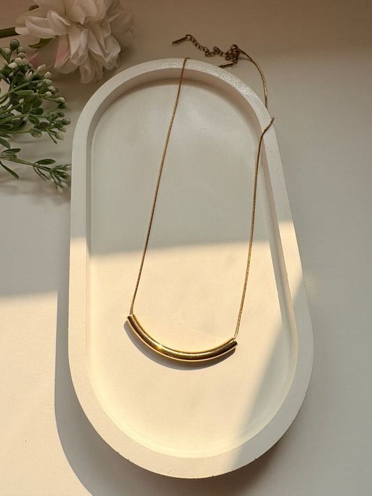 Minimal Curve Bar Necklace Gold Pleated