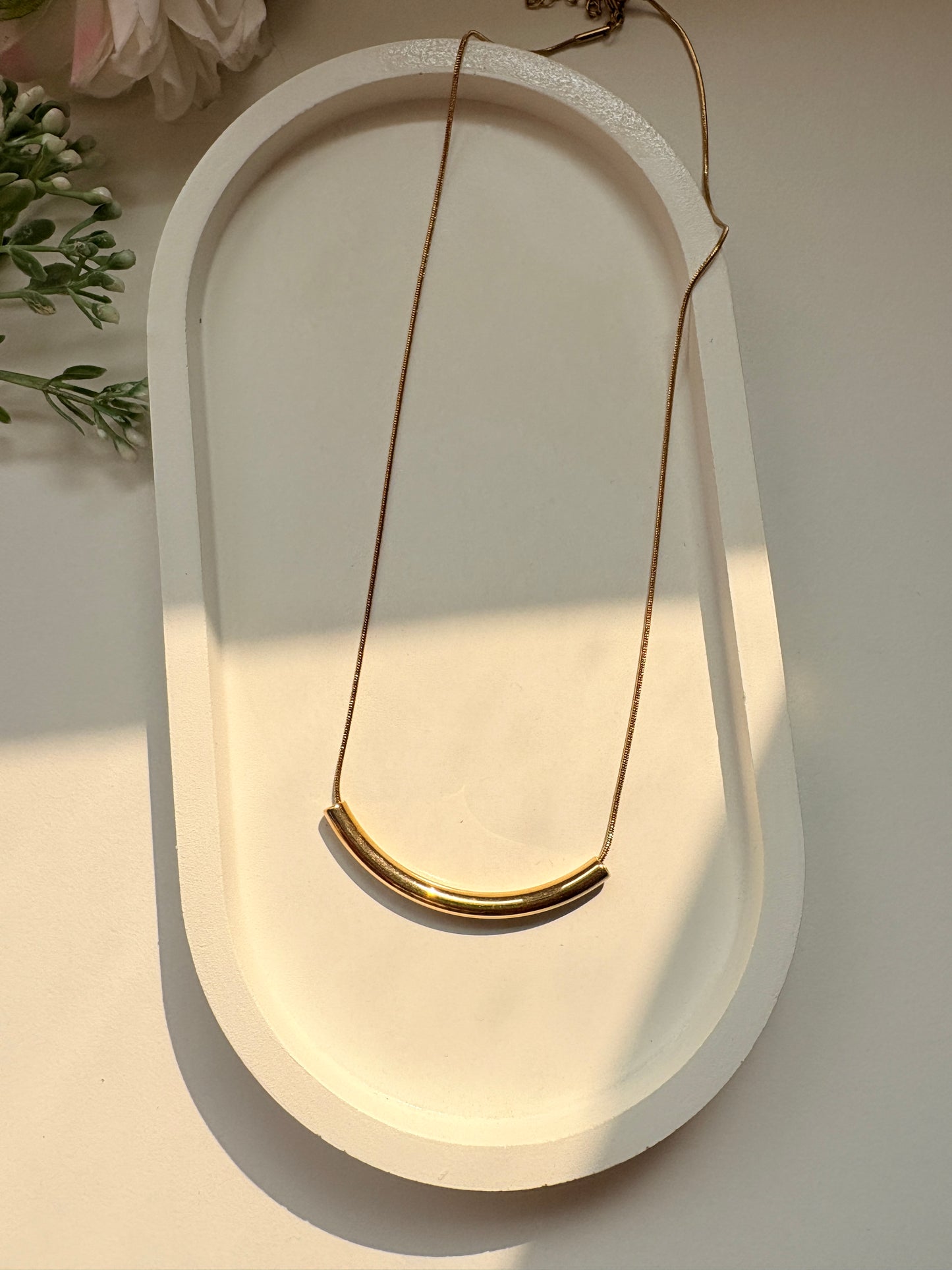 Minimal Curve Bar Necklace Gold Pleated