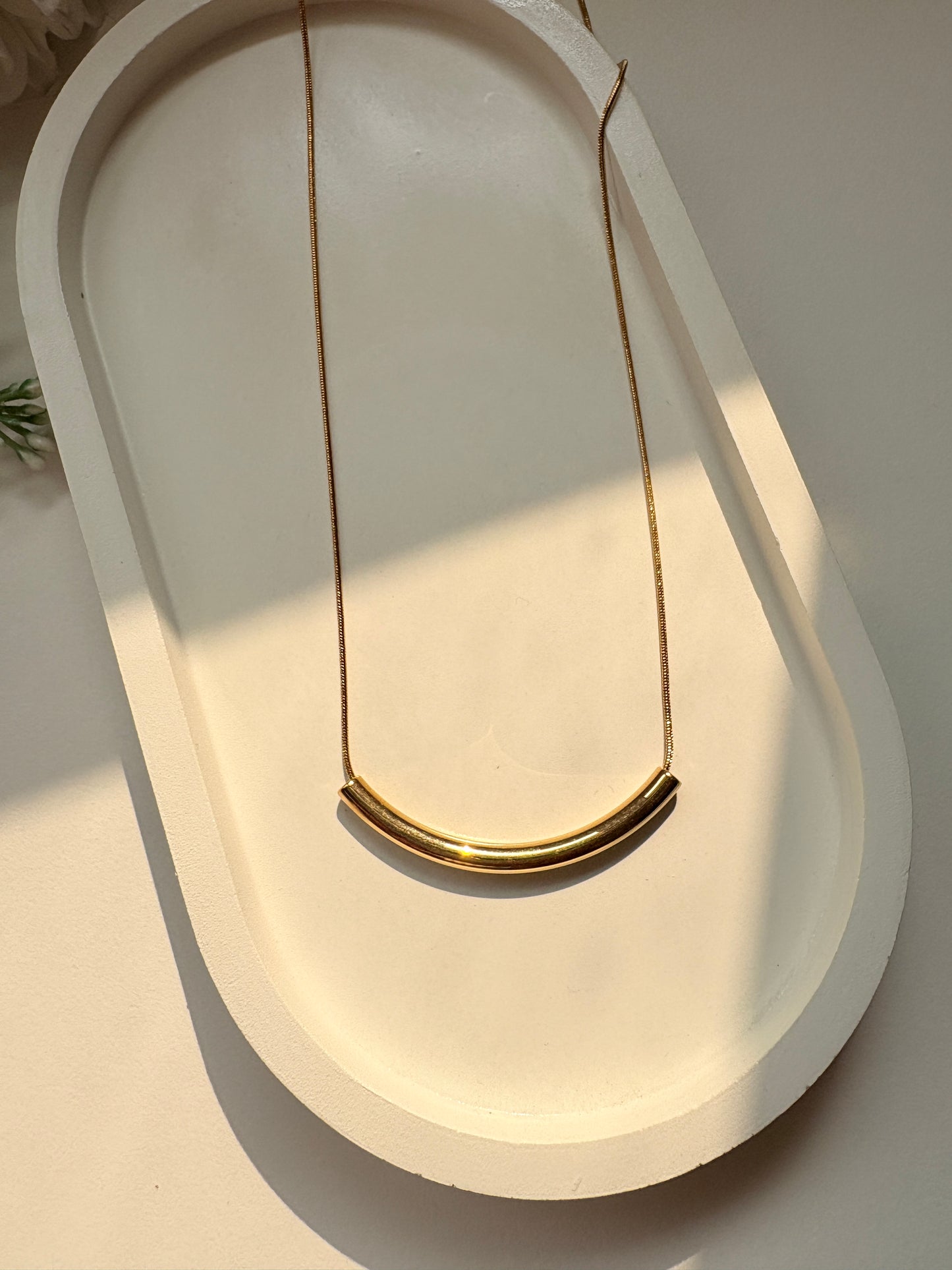 Minimal Curve Bar Necklace Gold Pleated