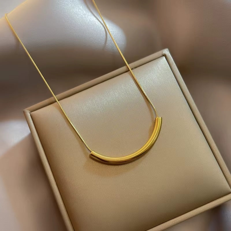 Minimal Curve Bar Necklace Gold Pleated