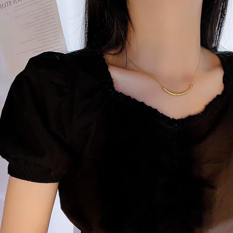Minimal Curve Bar Necklace Gold Pleated