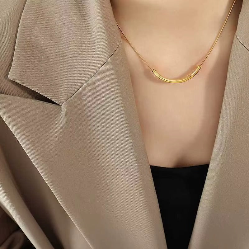 Minimal Curve Bar Necklace Gold Pleated